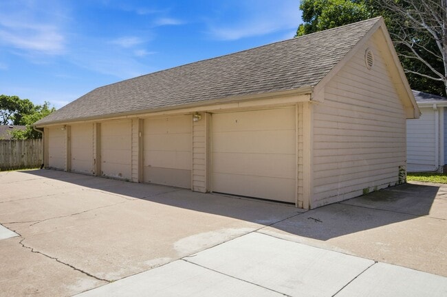 Building Photo - 401 SE Lowell Dr