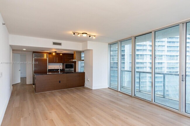 Building Photo - 495 Brickell Ave