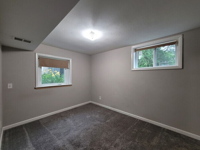 Building Photo - Coralville 4 bedroom 2.5 bath, 2 stall attached garage, fenced yard!