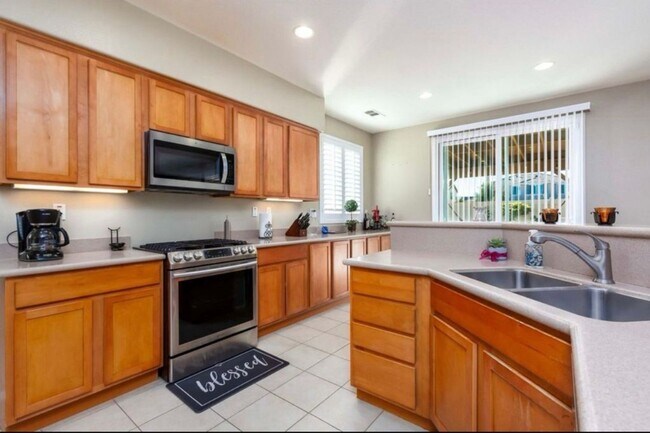 Building Photo - Spacious 5BR House in Palmdale
