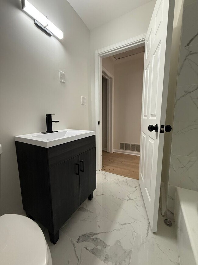 Building Photo - 3 BEDROOM 2 BATHS