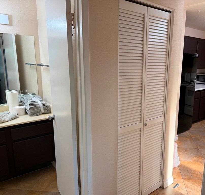 Building Photo - 8889 Caminito Plaza Centro