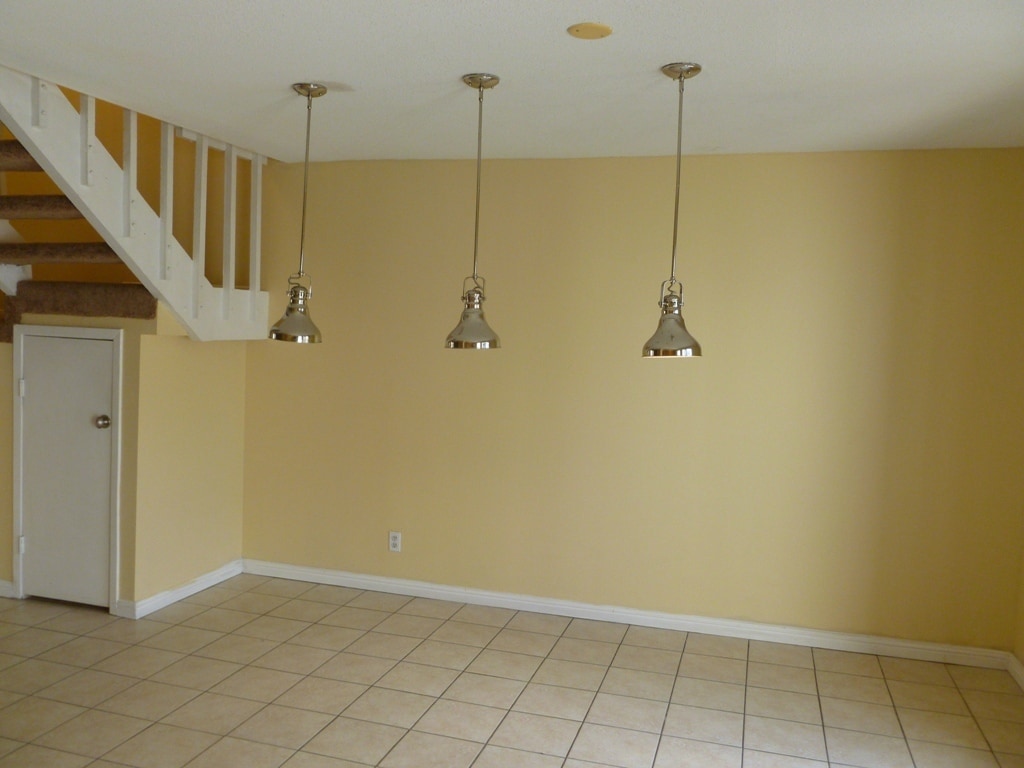 Building Photo - 700 Fernwood Ln