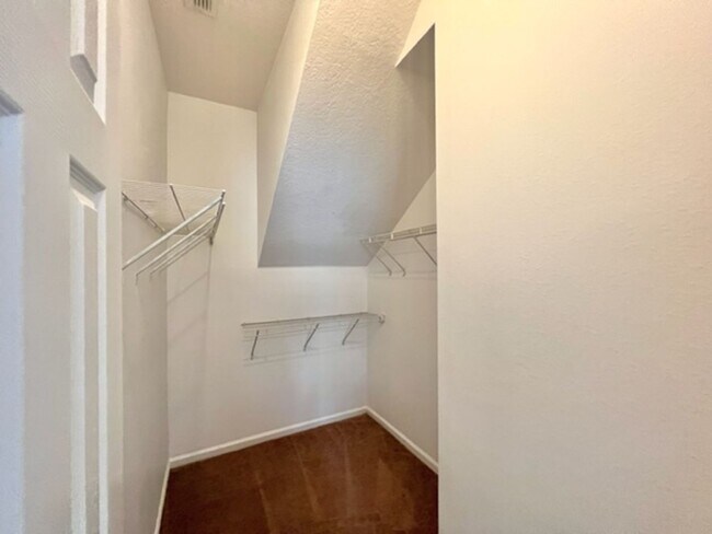 Building Photo - Remodeled Kitchen!! Wonderful Avalon Park-...