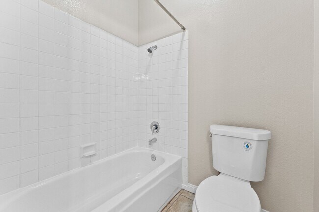 Building Photo - Gorgeous 2 Bedroom Townhome with attached ...