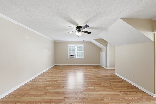 Building Photo - 310 Crescentview Ct