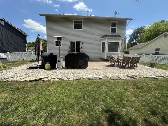 Building Photo - Seckman 3 bedroom 2 story fenced in yard