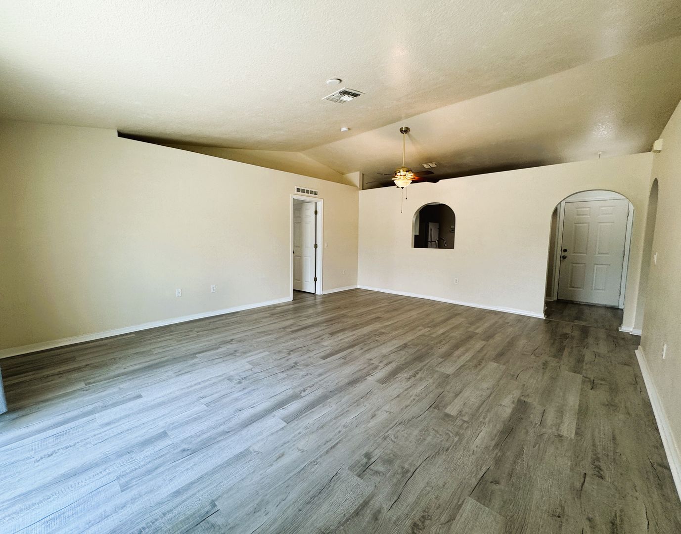 Building Photo - Your Dream Home Awaits in North Port!