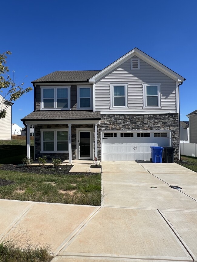 Building Photo - 1621 Running Deer Dr