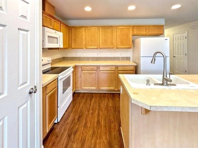 Building Photo - Spacious 3-Bedroom Townhome with Convenien...