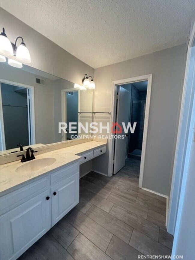 Building Photo - Unique 3 Bed / 2.5 Bath Condo - Move in Re...