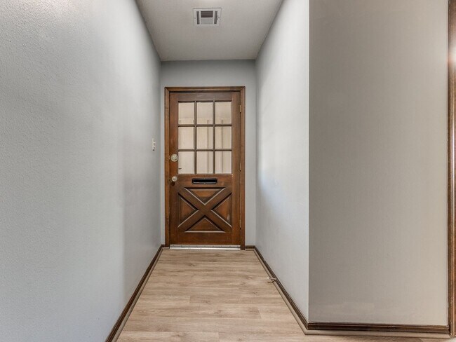 Building Photo - 3 Bed 2 Bath 2 Car Garage in Shawnee!
