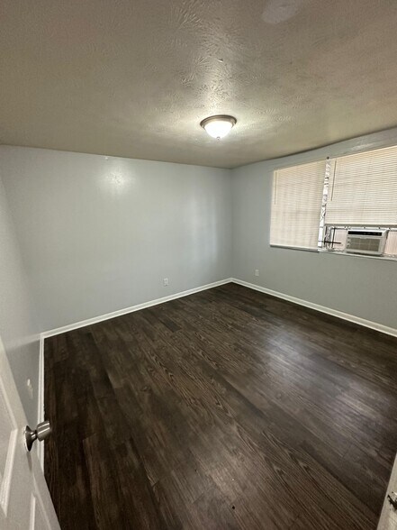 Building Photo - 1625 W 26th St