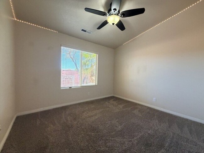 Building Photo - Snow Canyon Home!