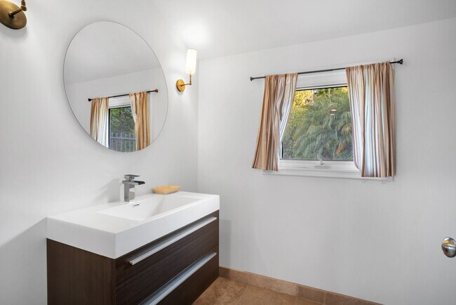 Building Photo - PRIVATE AND TRANQUIL COMPLETELY RENOVATED ...