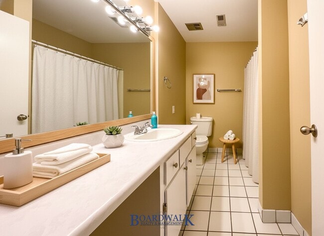 Building Photo - Beautiful 2 bed 2 bath Condo