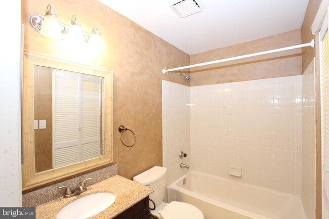 Building Photo - 208 Ravens Crest Dr