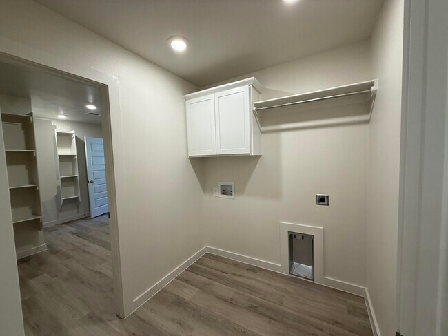 Building Photo - 10506 Beaufort Ave