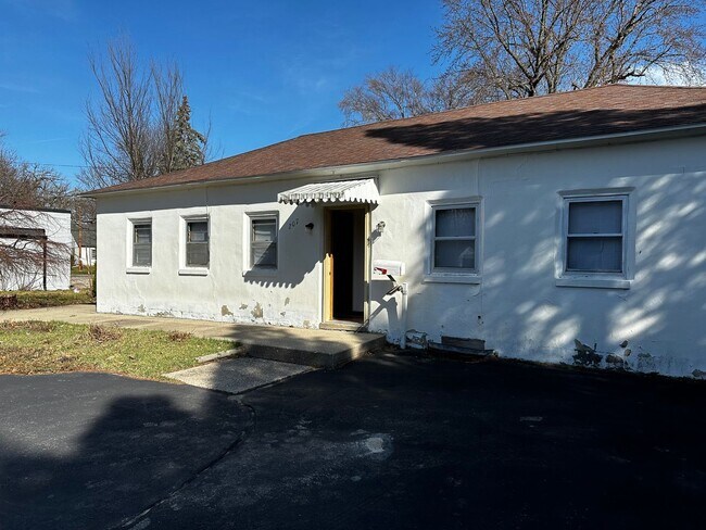 Building Photo - Pet Friendly 2 Bedroom in Delavan with Lar...