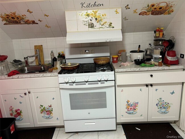 Building Photo - 11 Sherman St