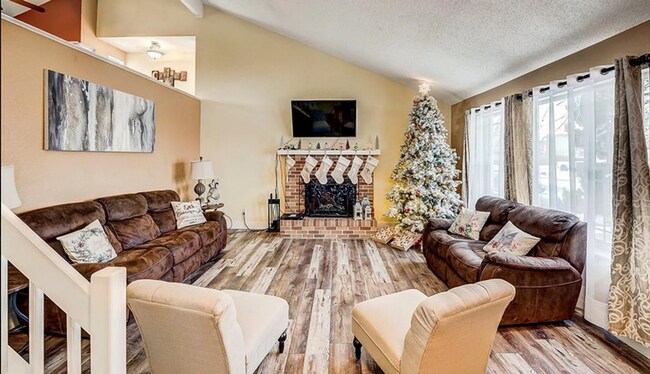 Building Photo - Huge room in a large shared home, private bathroom, great neighborhood, friendly roommates!