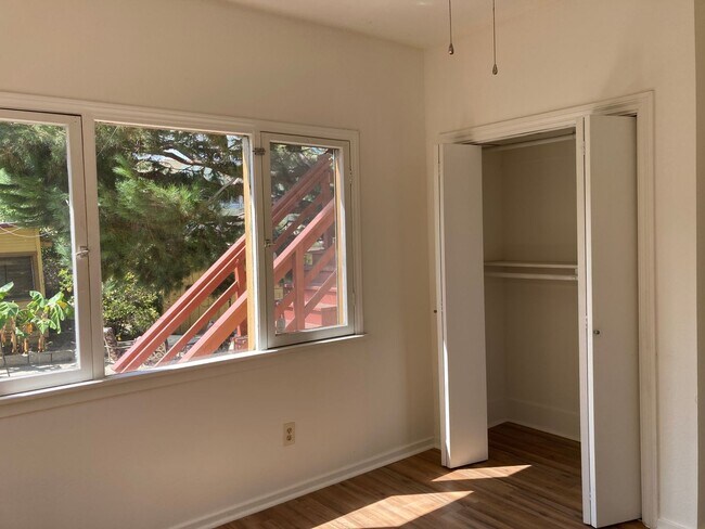 Building Photo - 1015 3/4-929 W Kensington Rd