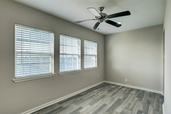 Building Photo - 9814 Airway Ln