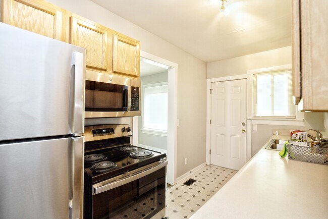 Building Photo - 438 Columbian Ave
