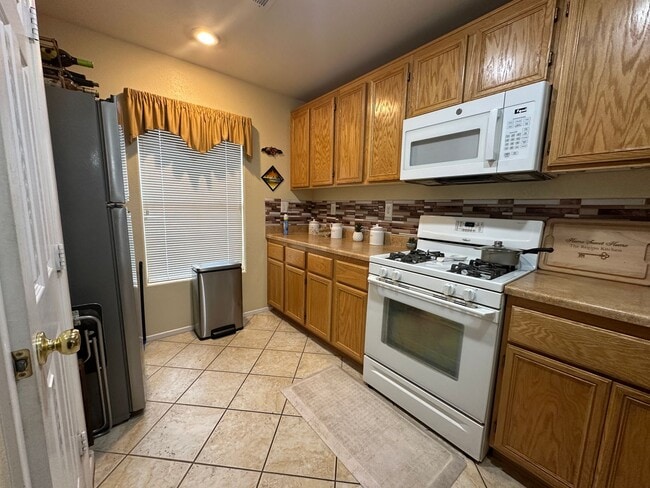 Building Photo - 3-bedroom, 2.5-bathroom home in Henderson