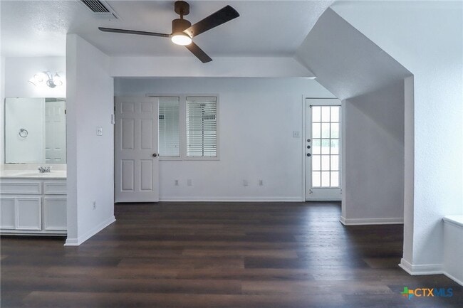 Building Photo - 1810 Mesa Oaks Cir