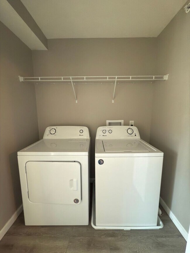 Building Photo - Ground Floor....1 Bed 1 Bath apartment