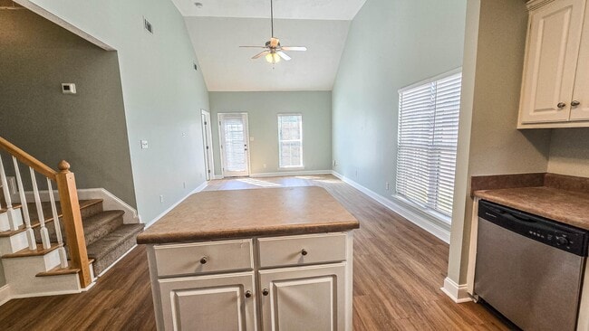 Building Photo - 831 Landing Dr