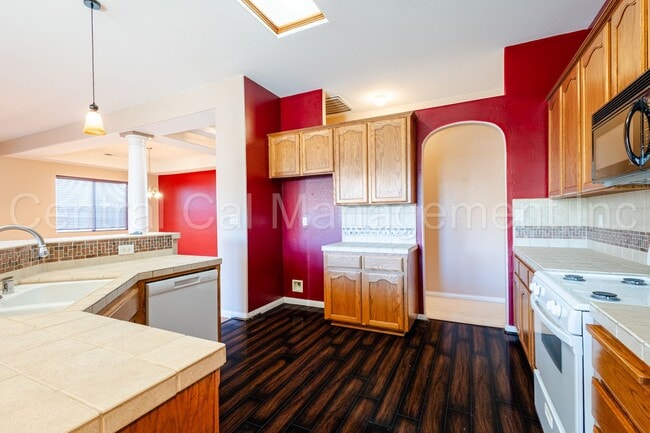 Building Photo - 3 Bedroom/2 Bath Home in Highly Desirable ...