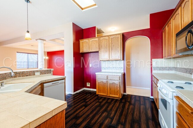 Building Photo - 3 Bedroom/2 Bath Home with an office and paid solar - $2695 per month!