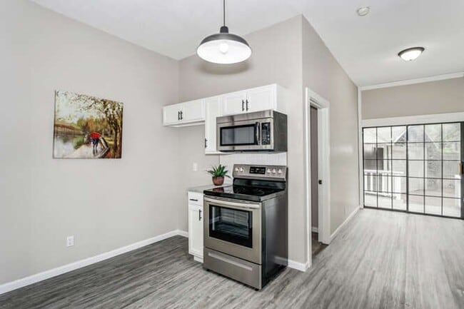 Building Photo - 3 Bedroom 2 bath home with garage in a prime location!