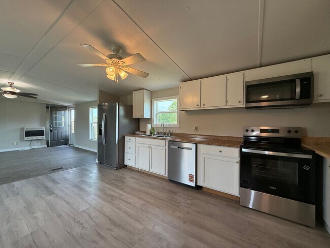 Building Photo - 3 Bedroom 2 Bathroom Mobile Home Located in Mosheim, TN