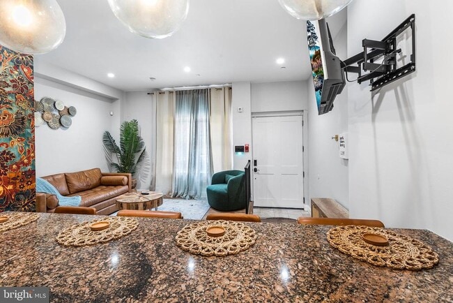 Building Photo - 569 N 20th St