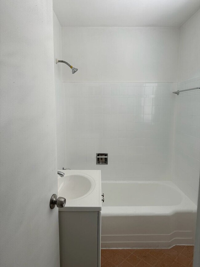 Building Photo - ONE BEDROOM ONE BATHROOM NEWLY RENOVATED A...