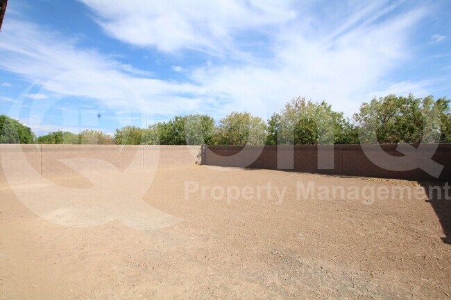 Building Photo - 8717 W Vista Ave