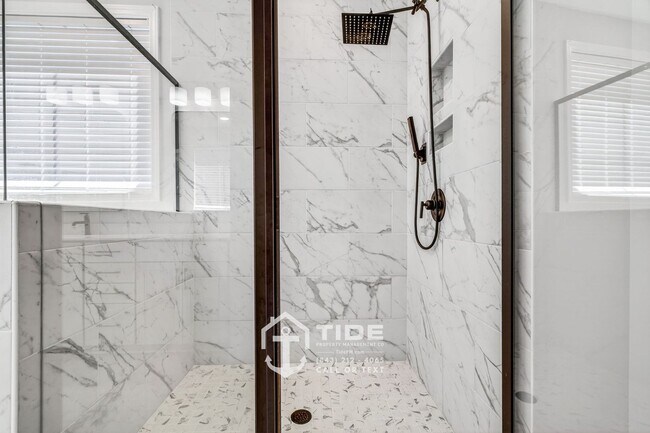 Building Photo - Comfort & Convenience in a Prime Location