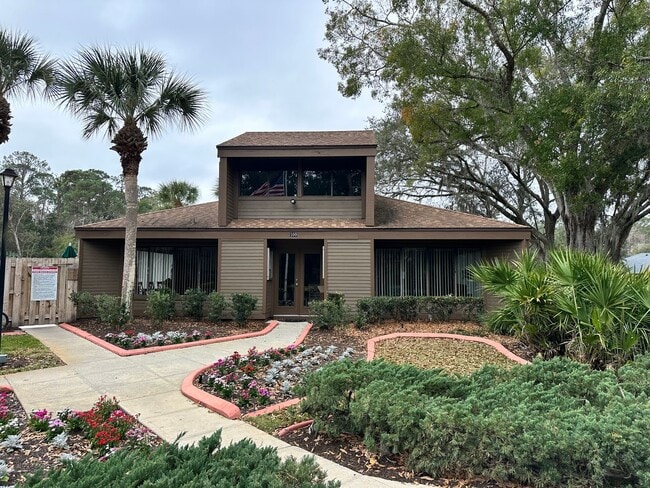 Building Photo - Woodhaven 1st Floor end unit