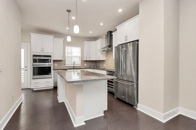 Building Photo - Stunning 3BD/3.5BA End Unit w/ City Views ...