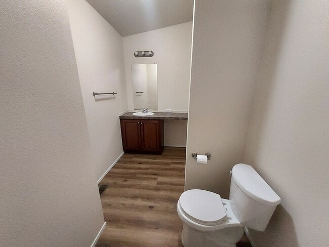 Building Photo - Available Now 3 bedroom, 2bath!!