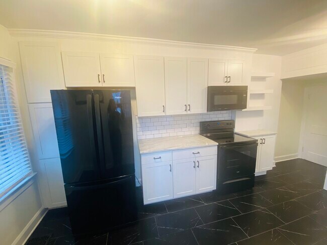 Building Photo - 930 E 56th St