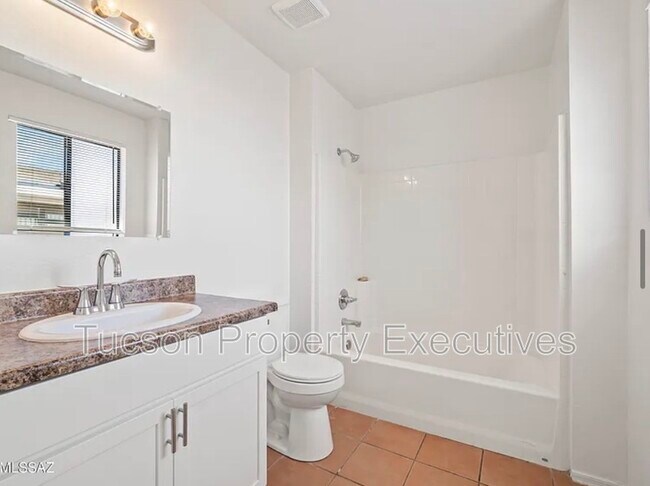 Building Photo - 1107 W Sonora St