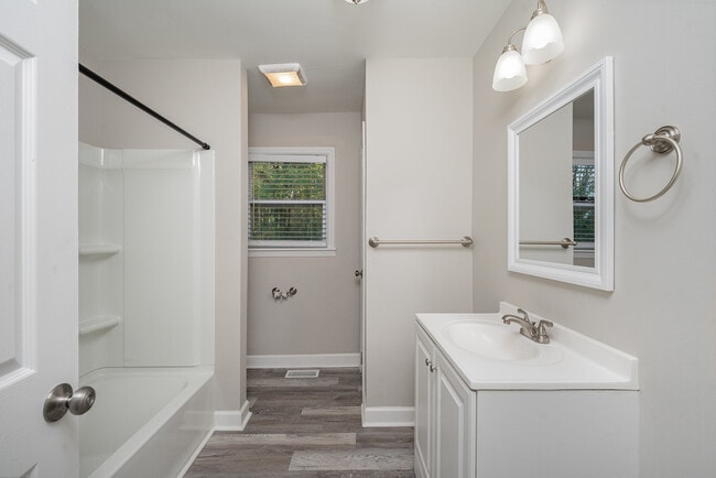 Building Photo - 2860 Lansdowne Drive