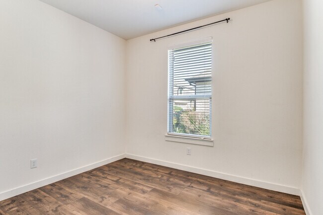 Building Photo - 1625 Dewberry Ln