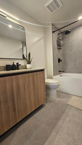 Building Photo - 121 NE 5th St