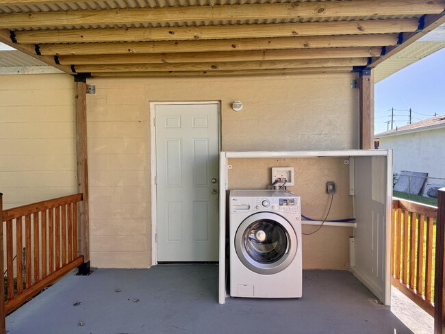 Building Photo - Fully Renovated 2BR Home Near Downtown Win...