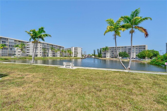 Building Photo - 2851 Leonard Dr